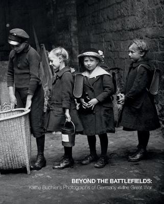 Beyond the Battlefields: Kthe Buchler's Photographs of Germany in the Great War - Lloyd, Sarah (Foreword by), and Buchler, Kathe (Photographer), and Shaul, Matthew (Designer)