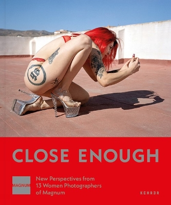 Close Enough: New Perspectives from 13 Women Photographers of Magnum - de Middel, Christina (Editor), and Holzherr, Andrea (Editor), and Siben, Isabel (Editor)