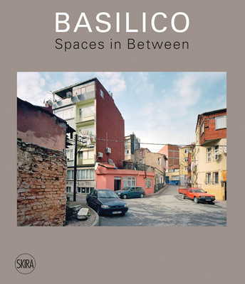 Gabriele Basilico: Spaces in Between - Basilico, Gabriele (Photographer), and Maggia, Filippo (Editor), and Molinari, Luca (Text by)